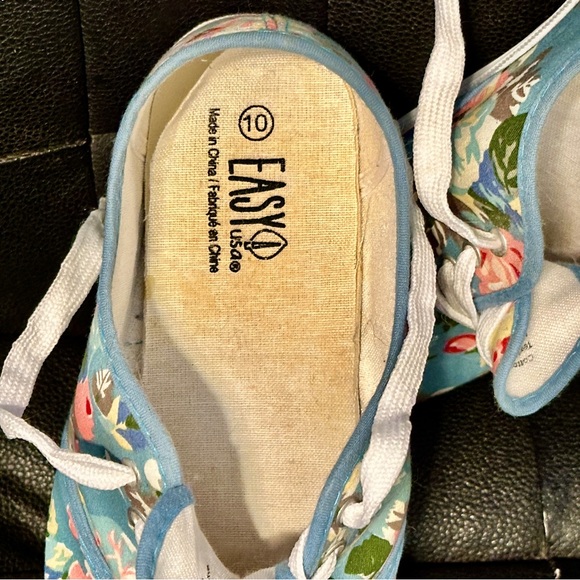 Ladies Floral Print Sneakers Size 10 Blue background with colorful flowers - Picture 6 of 13